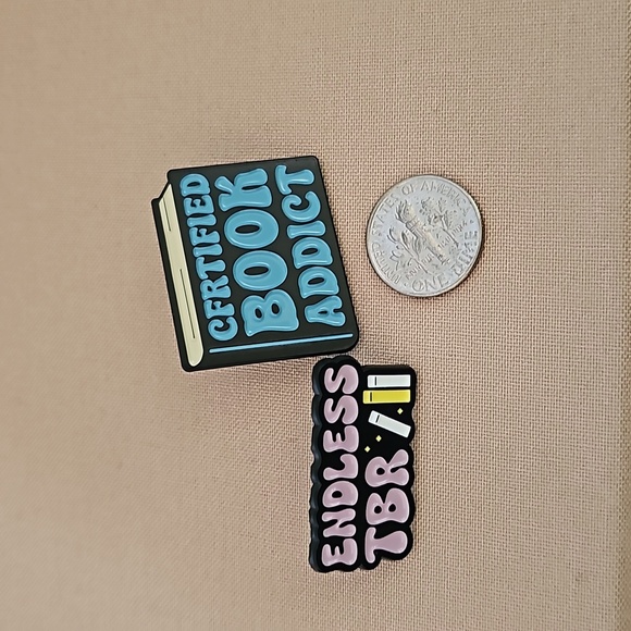Book Lovers enamel pin set - Picture 4 of 5